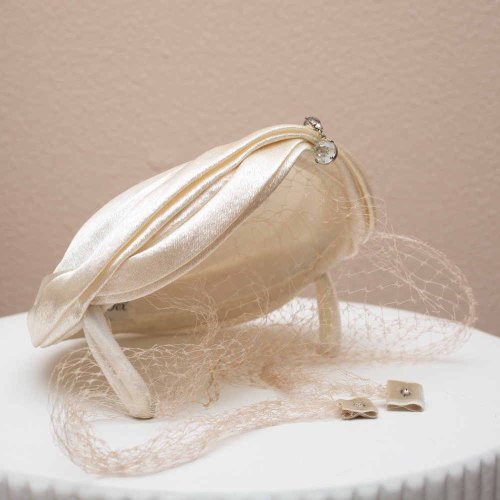*SOLD* 💎Cream satin vintage 1950s fascinator hat with netting & Rhinestone Drop - Picture 8 of 12